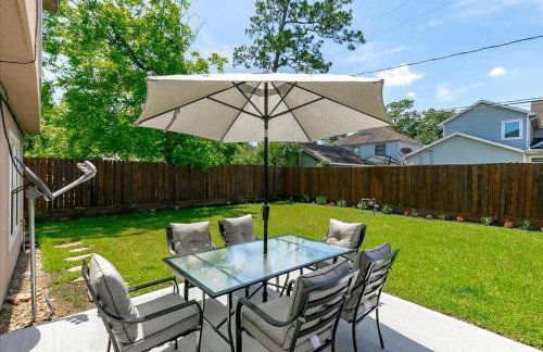 Bring the Crew! 4BR Luxe Pad, Backyard Magic & City at Your Door - Foto 1