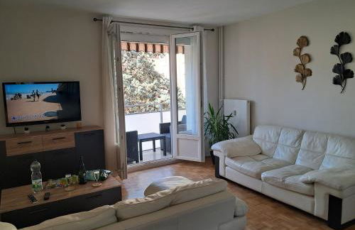 Le 8 - Appartement 2 chambres calme, tout confort, parking privé gratuit, à 2 pas des Allées Provençales - Photo 1