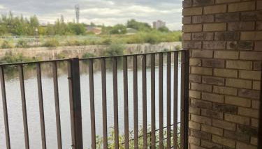 Joyful Group - Stylish 2 Bedroom Duplex with Sofa Bed in Salford M5 - Foto 2