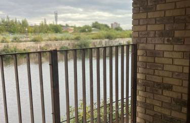 Joyful Group - Stylish 2 Bedroom Duplex with Sofa Bed in Salford M5 - Foto 2