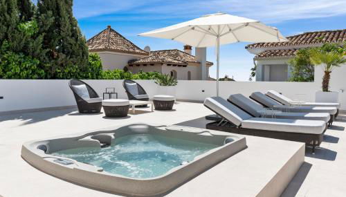 Luxury Villa Near Marbella with Private Pool, Jacuzzi & Modern Amenities - Foto 5, sunbed