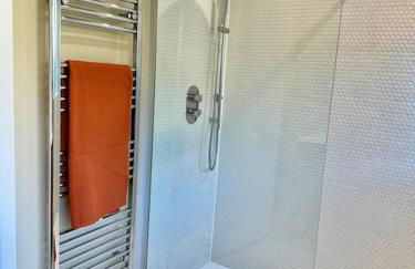 Harbourside garden flat with parking - Photo 4