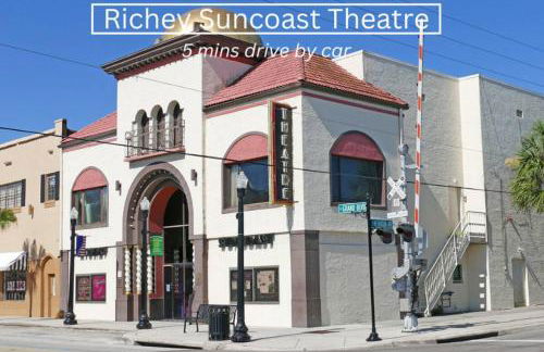 Walk to Downtown - 7min to beach - King bed & Free parking - Foto 59