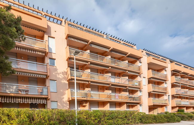 2 bedroom Apartment in Bormes-les-Mimosas with garden and terrace - Photo 18