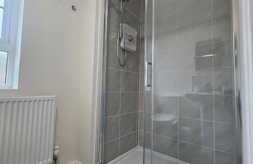 Modern Comfy 3 Bed Home - Free 2 space driveway - Free road parking - Free Netflix - Foto 72