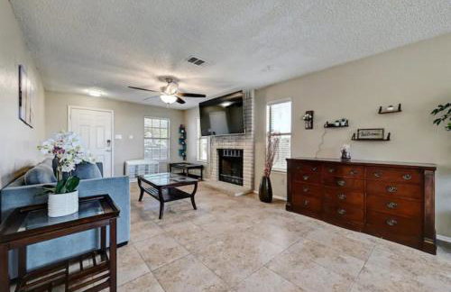 Modern Family Home, Close to Typhoon Texas and Tesla Gigafactory - Photo 3