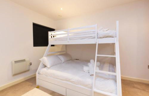 Central Gem: Cosy 2BR with Private Balcony - Foto 18