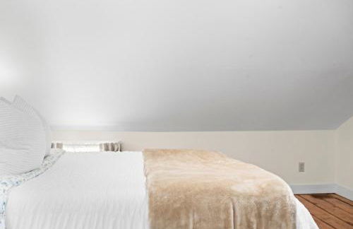 The School House Cottage, Historic 1BR Mystic River Stay Near Seaport - Foto 11