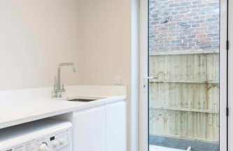 Stylish new Home With Parking - King Beds Garden - Foto 28