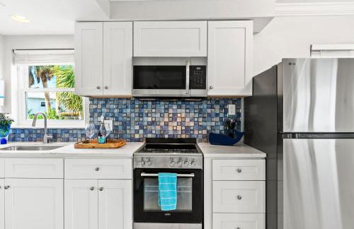 100 Steps to beach access - 5 minute walk to the Village - Private Porch - Foto 11