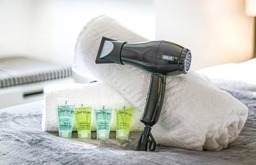 Stylish House with Smart TVs and Netflix, Fast Wifi, Free Parking and Garden by Yoko Property - Foto 14