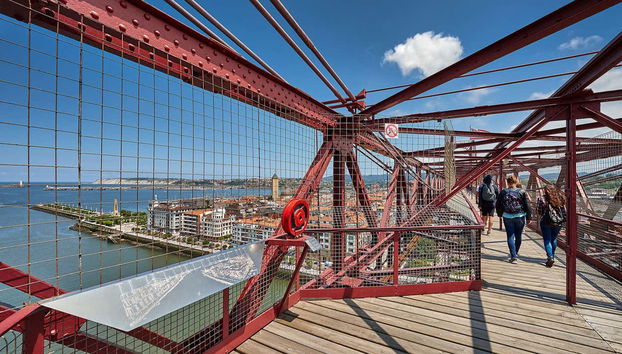 Cruzaremos a pie la pasarela del Puente Colgante de Bizkaia