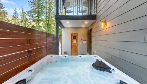 LUXE Hyak Retreat with Sauna, Hot Tub, Game Room, 6BR - Foto 5