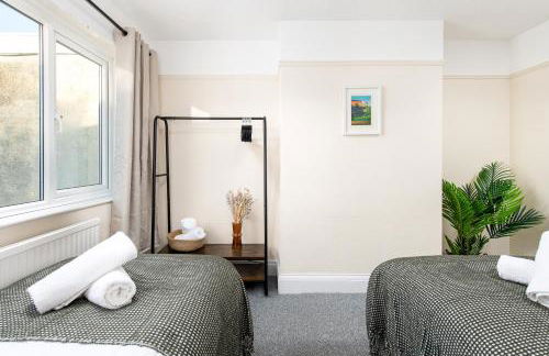 Long Stays-4bed house-Parking-By FabAccommodation - Foto 14