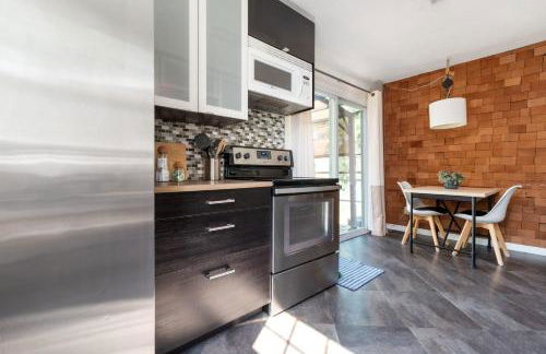 Enchanting 3BR Cottage Close to Downtown - Foto 12