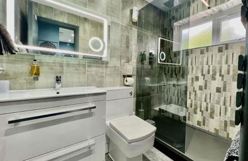 MODERN SUITES -5 Bedroom House- With FREE PARKING Birmingham city - Foto 55