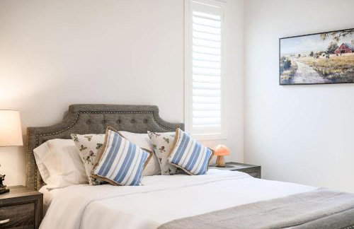 Spacious 5BR Getaway w Game Room & Modern Comfort - Photo 26