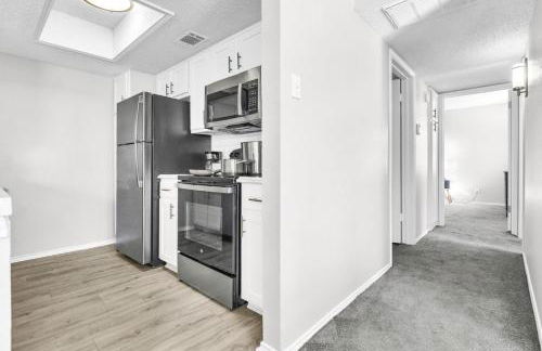 Modern 2BR Retreat with Pool Gym and WiFi - Foto 11