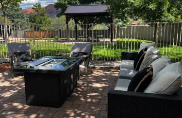 Sedona Uptown Gem!Large yard w grass and shade trees! Views!! NEW! BARREL SAUNA!!! Close to trails, walk to Uptown Sedona, restaurants and shopping - Foto 50