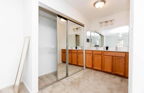 Wyndham 219 Modern 2br suite, Parking - Photo 3