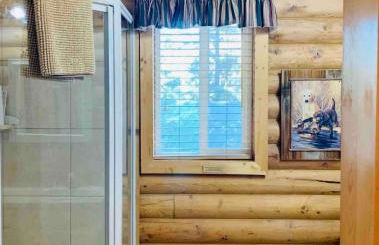 Adventure Awaits 3King Bed,2Bath Log Cabin in heart of Duck Creek Village! - Foto 17