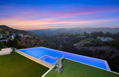 Ultra-Luxurious BH Estate with Pool, Theatre, Views - Foto 39