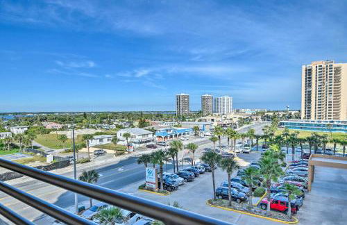 Sleek Beachfront Getaway with Community Perks! - Foto 20