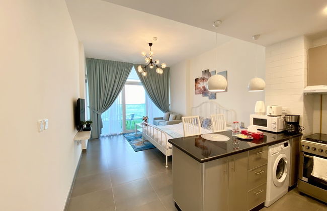 Marco Polo - Pastel Studio with Stunning Aerial City Views - Photo 3