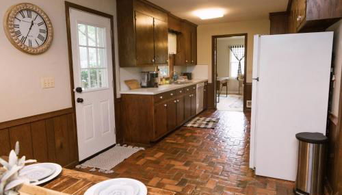 ~ The Cozy Farmhouse ~ | Sleeps 10+ | Farm Views - Foto 3