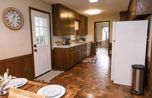 ~ The Cozy Farmhouse ~ | Sleeps 10+ | Farm Views - Foto 3