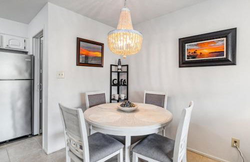 Tranquil Condo Walk to Beach - Foto 22