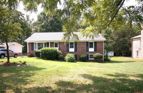 Spacious family friendly home with game room by UNC Charlotte - Foto 6