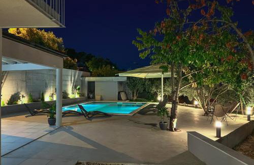 Mediterranean Oasis Seaside Villa with Pool - Foto 23