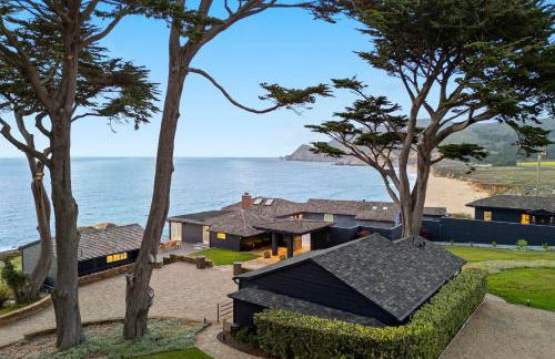 Distinguished Oceanfront Point Estate with Iconic Beach Mountain Vistas - Foto 35