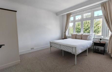 4 Bedroom 2 Bathroom House - Free parking - Foto 9
