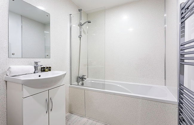 Modern Clapham Apartment - Photo 16