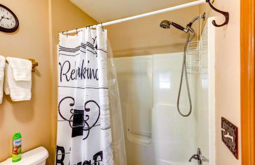 Scenic Marble Cabin with Fire Pit! - Foto 13