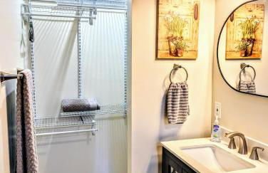 Relax & Recharge in Cozy Pinetop 2BR Retreat - Foto 11