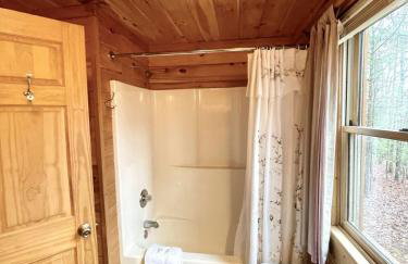 Romantic, pet friendly cabin with private hot tub, washer/dryer and full kitchen Studio Cabin by RedAwning - Foto 34