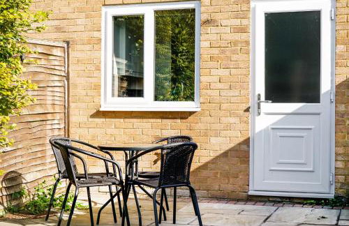 Bright 2BR Aylesbury Home, Sleeps 4, Parking, Work, Leisure, Friendly - Foto 32