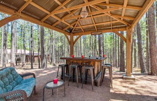 Near Trails Forest Lake Retreat with Backyard Oasis - Foto 30