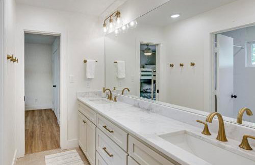 Dock and Fire Pit Cedar Creek Lakefront Retreat! - Foto 20