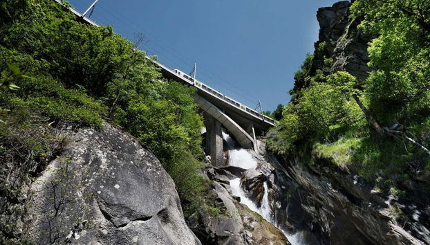 Tren Verde recorriendo los Alpes suizos
