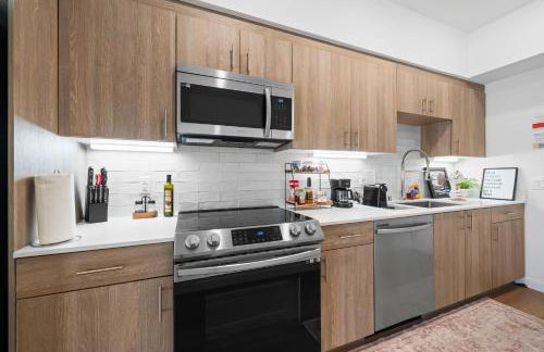 Stylish Top-Floor Gem with King Bed & City Ocean Views - Foto 11