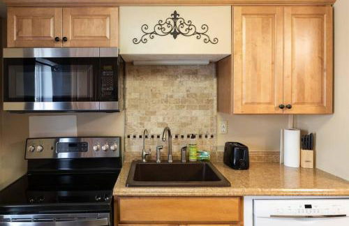 Spacious 6 BR Extended Stay - Photo 18