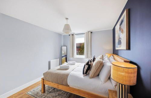 Elegant 2 Bedroom Apartment with Balcony - Near the High Street - Free Parking, Fast Wifi and Sky TV by Yoko Property - Foto 9