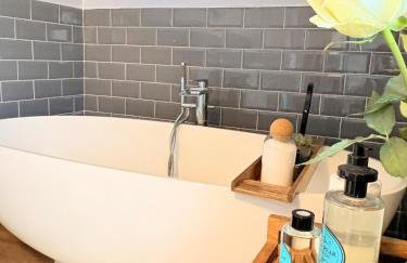 Marlow Family Retreat, Short Stroll into Town - Photo 5