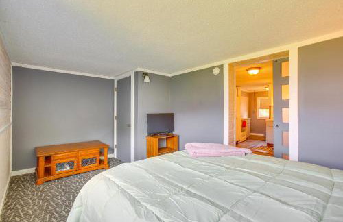 Charming Lake Ann Apartment - Walkable Location! - Foto 17