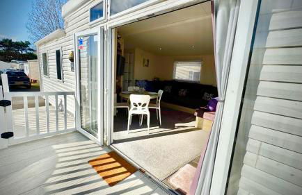 Marton Mere - 3 Bedroom Caravan- by Holiday Homes - Photo 12