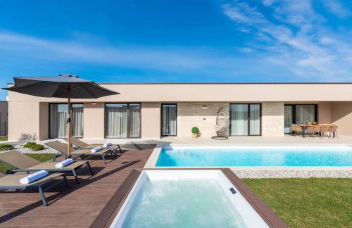 Villa Daleo with heated pool and jacuzzi near Porec - Foto 1